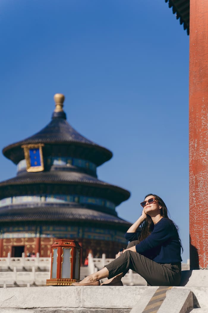 Mujer con gafas oscuras vacacionando en Beijing