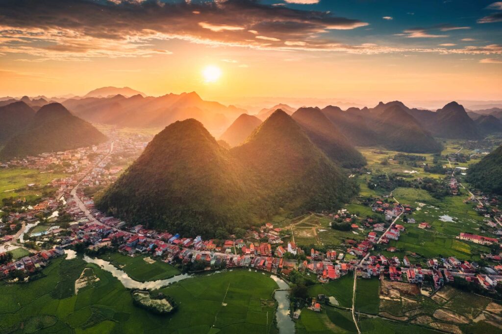 Atardecer detrás de las montañas en Yangshuo, China